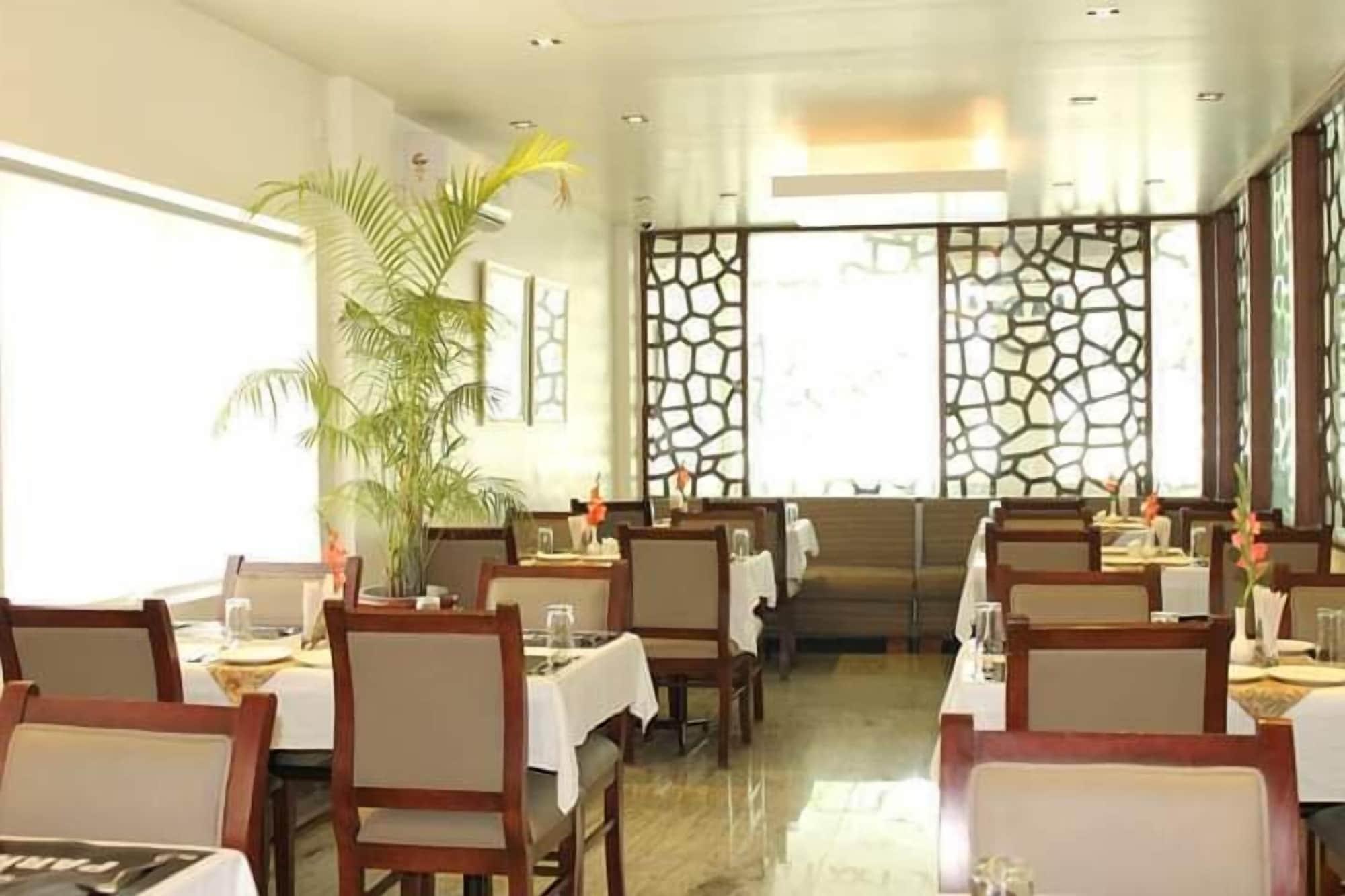Hotel White Parrot 마이소르 외부 사진